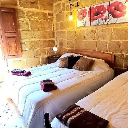 Il Mithna With Indoor Heated Jacuzzi Pool וילה Għarb